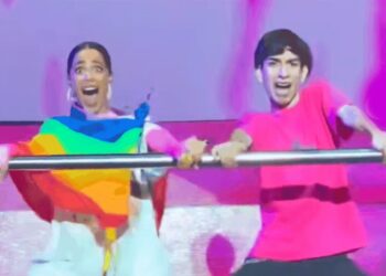 Un “tinista” cordobés bailó con La Triple T y le entregó la bandera del Orgullo