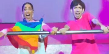 Un “tinista” cordobés bailó con La Triple T y le entregó la bandera del Orgullo