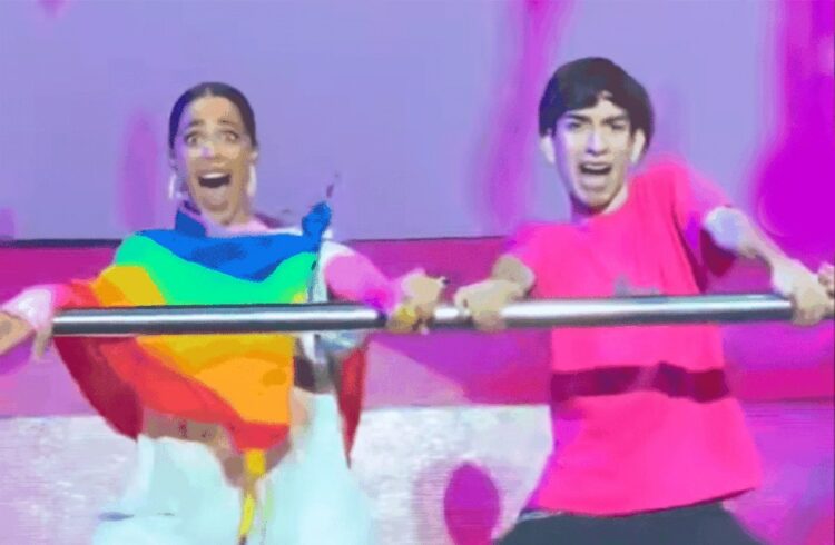 Un “tinista” cordobés bailó con La Triple T y le entregó la bandera del Orgullo