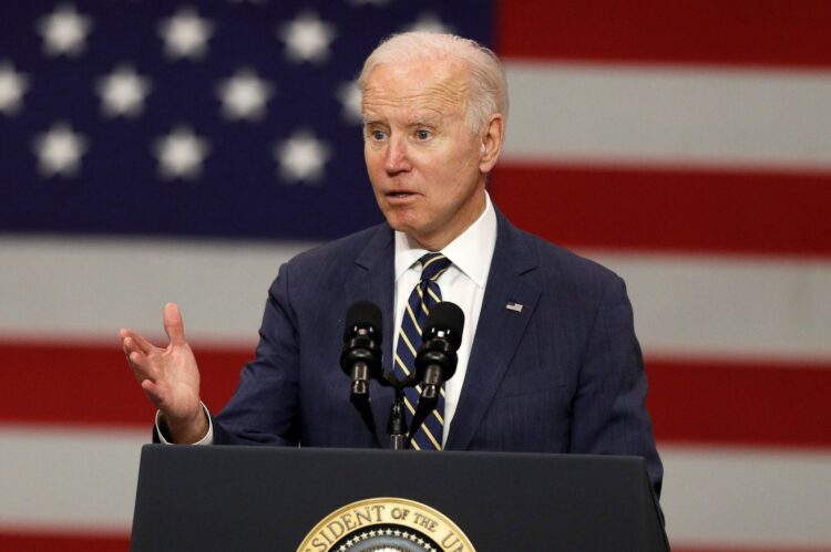 Pittsburgh (United States), 29/01/2022.- US President Joe Biden delivers remarks on strengthening supply chains, revitalizing American manufacturing, and creating good paying union jobs through the Bipartisan Infrastructure Law during his visit to Carnegie Mellon University at Mill 19 in Pittsburgh, Pennsylvania, USA on 28 January 2022. (Estados Unidos) EFE/EPA/DAVID MAXWELL