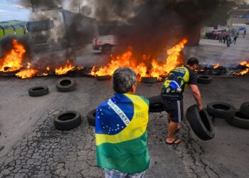 Mientras Bolsonaro sigue en silencio, la justicia brasileña ordena despejar los bloqueos de rutas