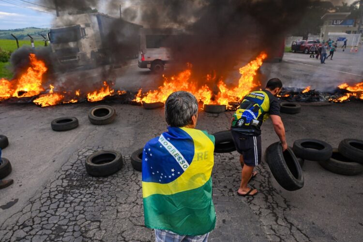 Mientras Bolsonaro sigue en silencio, la justicia brasileña ordena despejar los bloqueos de rutas