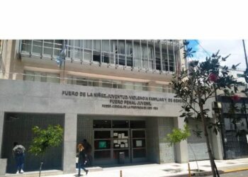 Sobreseyeron a un estudiante que llamó al 911 y dijo que iban a poner una bomba en el colegio