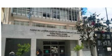 Sobreseyeron a un estudiante que llamó al 911 y dijo que iban a poner una bomba en el colegio