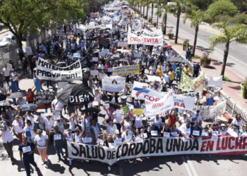 Tras las protestas, Barbás convocó a los profesionales de la salud