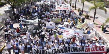 Tras las protestas, Barbás convocó a los profesionales de la salud