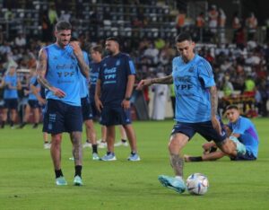 Messi se entrenó con la Selección y revolucionó Abu Dhabi con la primera práctica Messi se entrenó con la Selección y revolucionó Abu Dhabi con la primera práctica