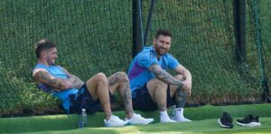 La Selección volvió a entrenar, con Messi y De Paul como espectadores de lujo