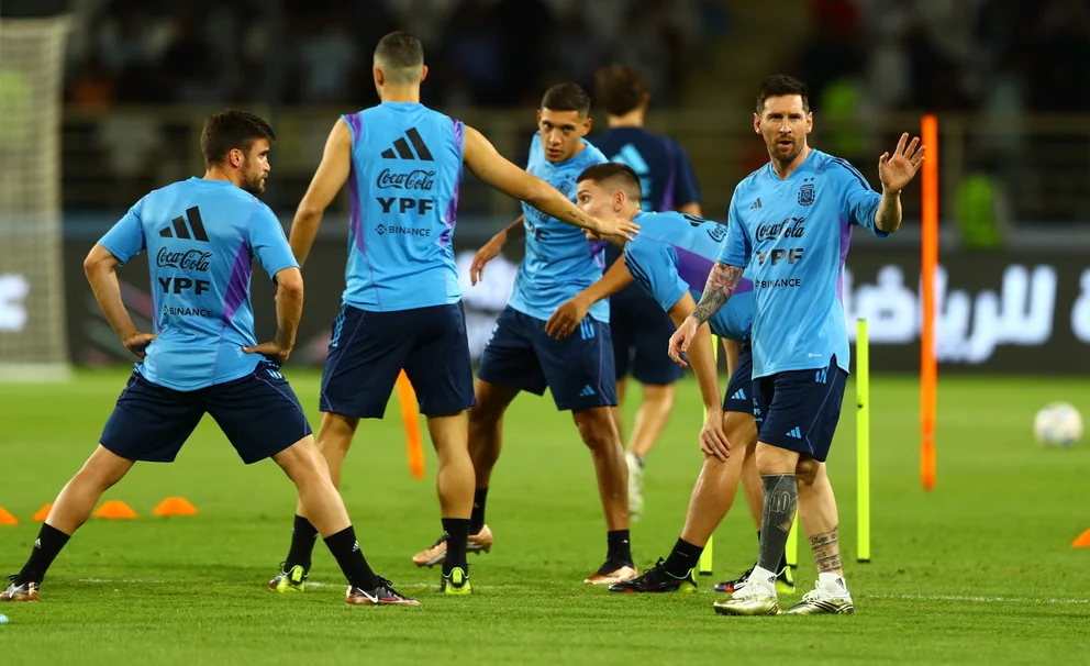 Messi se entrenó con la Selección y revolucionó Abu Dhabi con la primera práctica