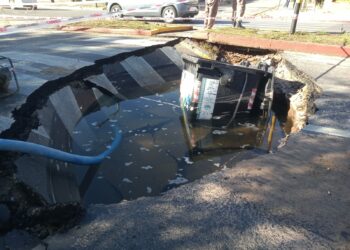 Explotó un caño de agua y produjo un gran hundimiento en el medio de la avenida Octavio Pinto