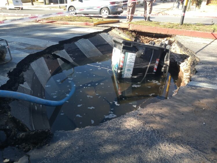 Explotó un caño de agua y produjo un gran hundimiento en el medio de la avenida Octavio Pinto