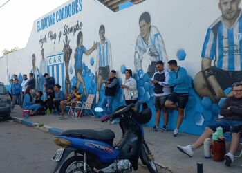 Racing de Córdoba va por el ascenso y los hinchas ya hacen fila para conseguir entradas