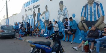 Racing de Córdoba va por el ascenso y los hinchas ya hacen fila para conseguir entradas