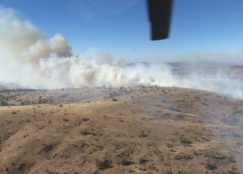 Bomberos luchan incesantemente contra un incendio entre Salsacate y Los Túneles