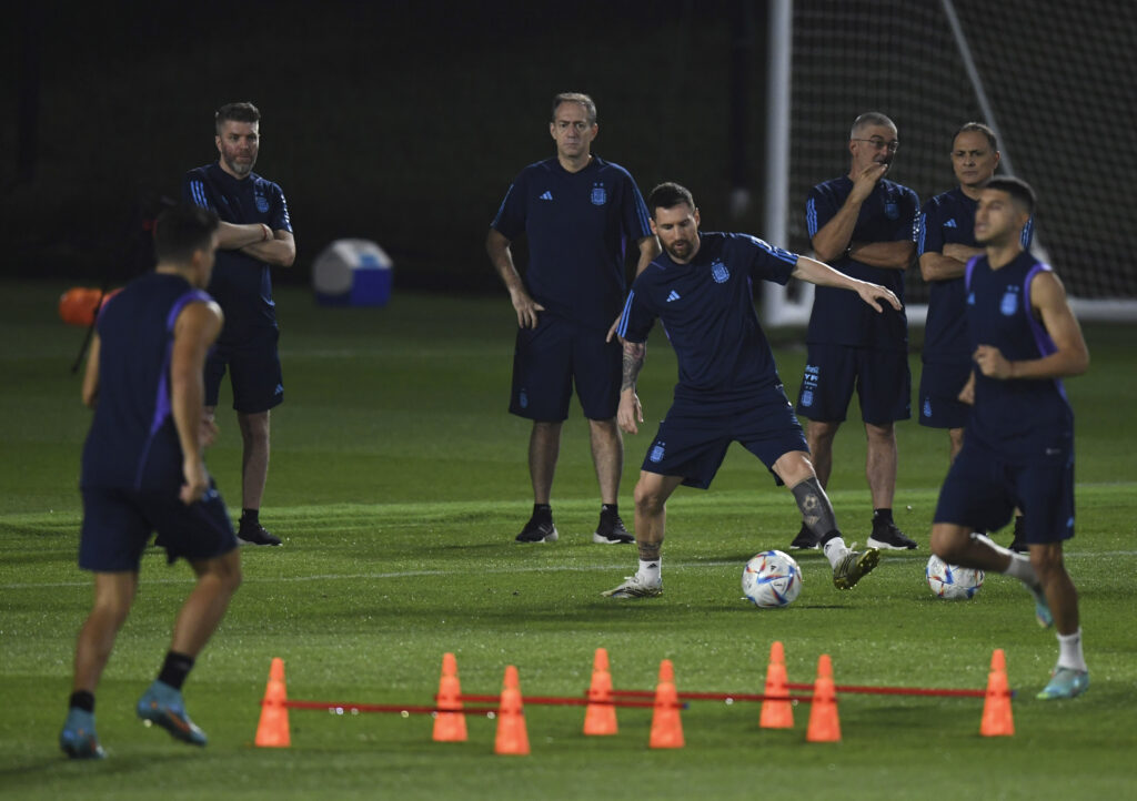 En un partido clave, Scaloni define los cambios en el equipo en las horas previas a enfrentar a Polonia