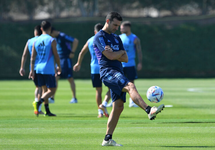 Tras la dura derrota argentina, Scaloni analiza variantes