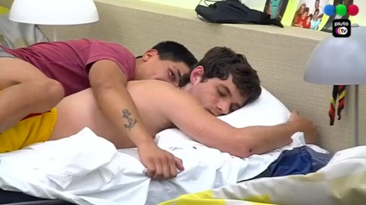 Indignación en las redes por una actitud de Thiago con otro participante mientras dormía