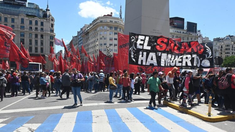 La Unidad Piquetera marchó en CABA en reclamo de ganarle a la inflación.
