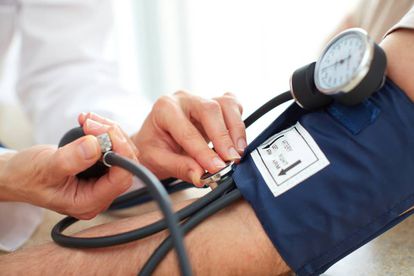 ¿Cuál es la presión arterial que debe tener un adulto?