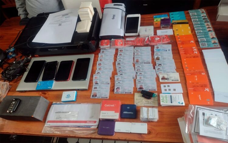 Desbaratan una banda que falsificaba licencias de conducir y tarjetas de crédito en Córdoba