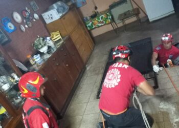 Angustiante rescate de una mujer que cayó dentro de una cámara séptica