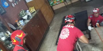 Angustiante rescate de una mujer que cayó dentro de una cámara séptica