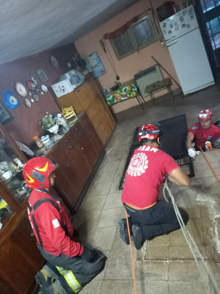 Angustiante rescate de una mujer que cayó dentro de una cámara séptica
