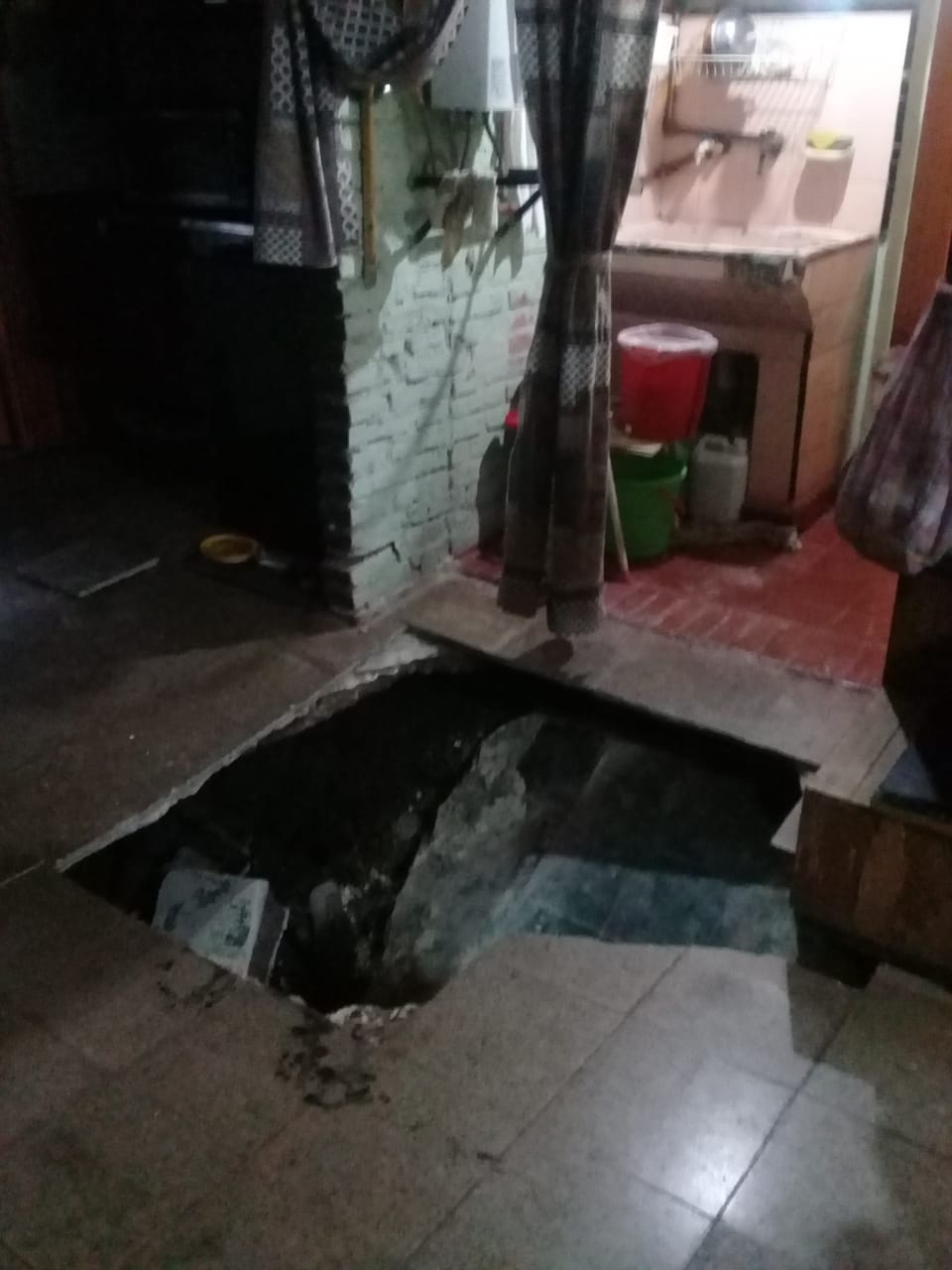 Angustiante rescate de una mujer que cayó dentro de una cámara séptica
