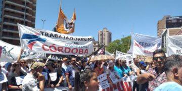 Cientos de trabajadores de la salud marcharon por una recomposición salarial