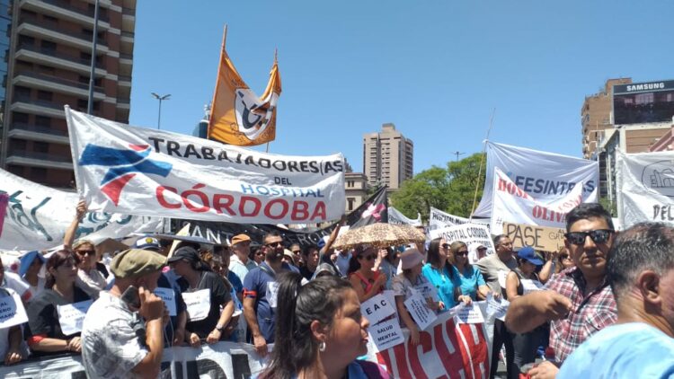 Cientos de trabajadores de la salud marcharon por una recomposición salarial