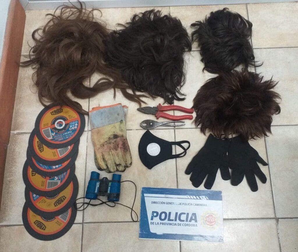 Lo detuvieron tras un choque y le secuestraron varias pelucas