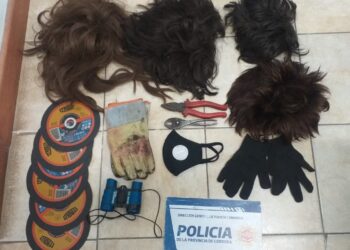 Lo detuvieron tras un choque y le secuestraron varias pelucas