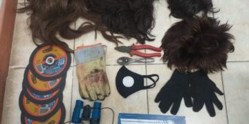 Lo detuvieron tras un choque y le secuestraron varias pelucas