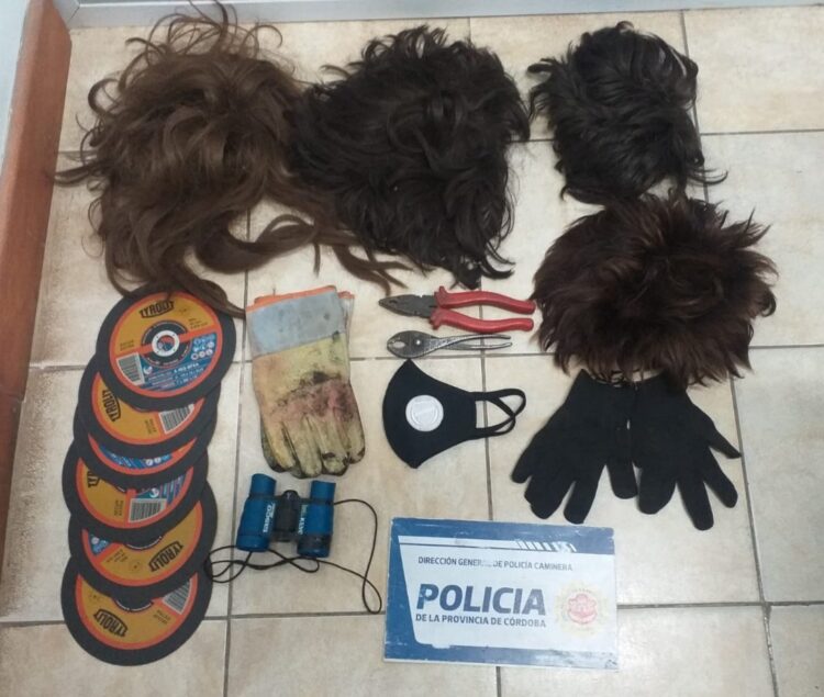 Lo detuvieron tras un choque y le secuestraron varias pelucas