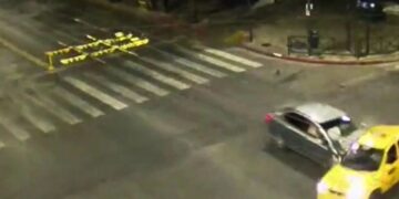 Un impactante accidente en Colón y General Paz dejó como saldo dos personas heridas