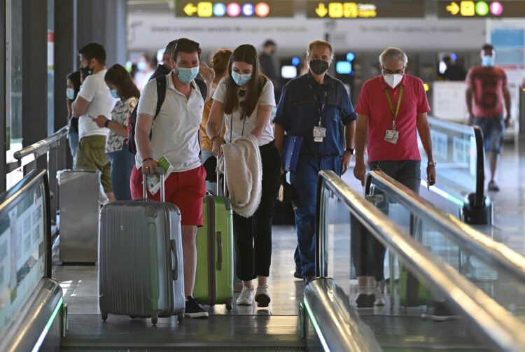 Varios turistas caminan por la terminal 4 del aeropuerto Adolfo Suárez Madrid Barajas. EFE/Fernando Villar/Archivo