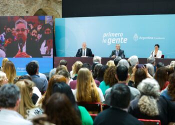 Fernández de gira, participará en el Foro de París y en el G20