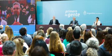 Fernández de gira, participará en el Foro de París y en el G20