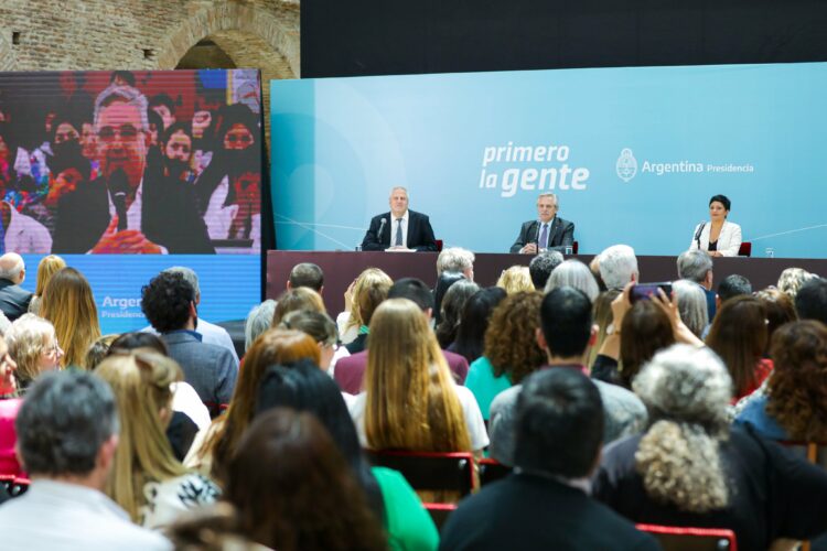 Antes de partir, Fernández participó en un acto sobre digitalización  educativa.