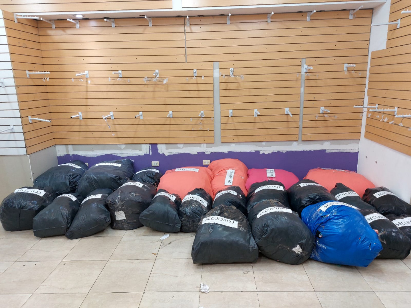 Clausuran diez locales comerciales de la calle San Martín por incumplir la Ley de Marcas