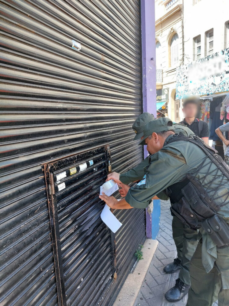 Clausuran diez locales comerciales de la calle San Martín por incumplir la Ley de Marcas