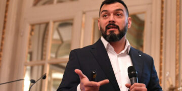 El plan de shock que propone Álvarez Agis: devaluar, subir retenciones y aumentar los salarios