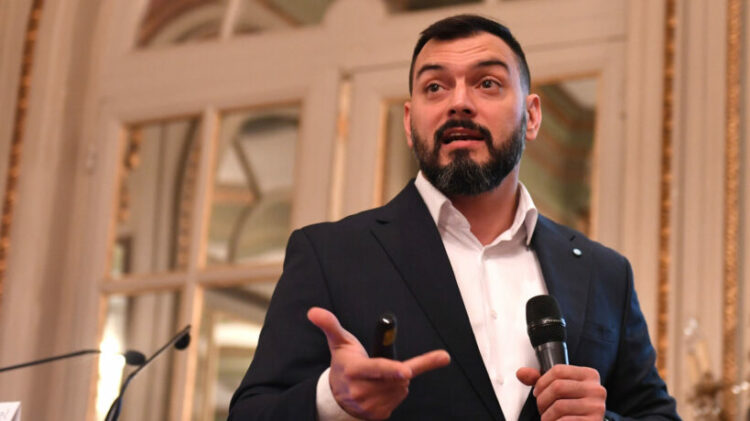 El plan de shock que propone Álvarez Agis: devaluar, subir retenciones y aumentar los salarios