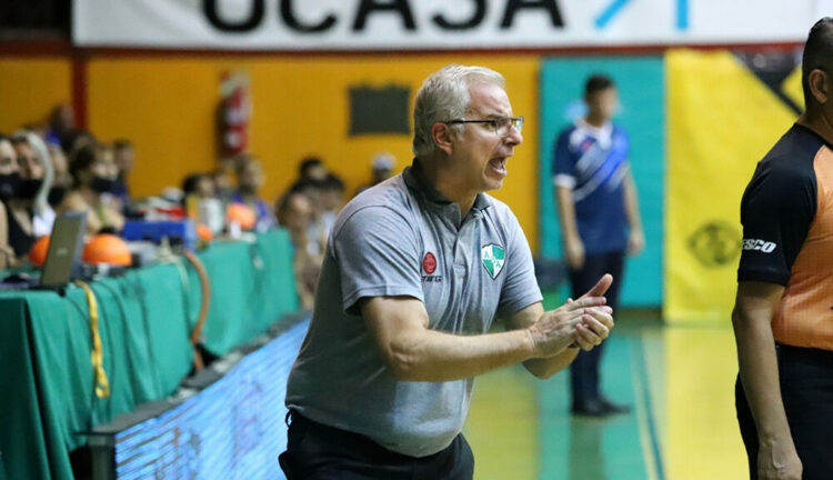 Arrigoni dejó de ser el DT de Atenas