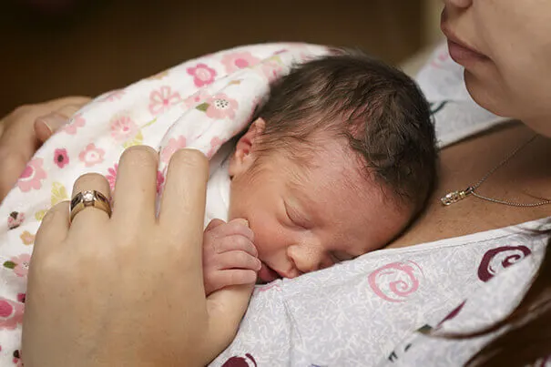 El contacto piel a piel con la madre es una herramienta importante para la evolución de bebés prematuros