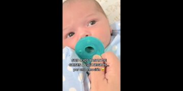 Los ojos de un bebé se vuelven virales por cambiar de color según sus emociones