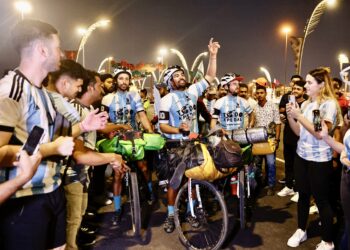 Llegaron a Qatar tres cordobeses que cruzaron África y Medio Oriente en bici
