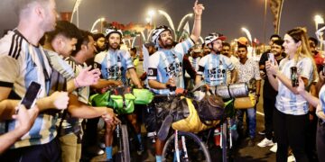 Llegaron a Qatar tres cordobeses que cruzaron África y Medio Oriente en bici
