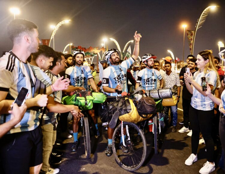 Llegaron a Qatar tres cordobeses que cruzaron África y Medio Oriente en bici