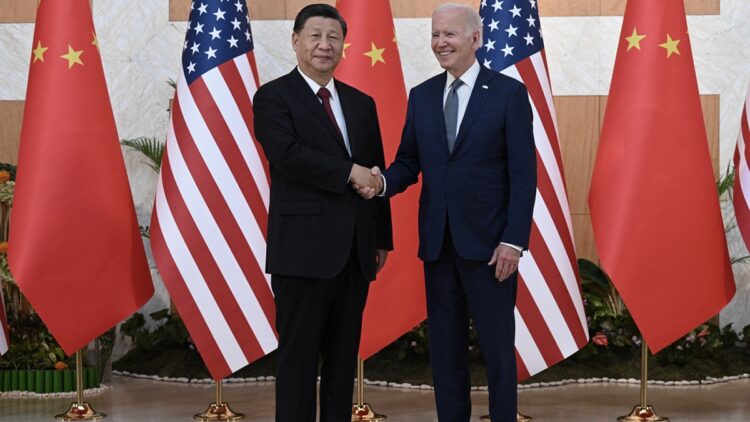 Tras dialogar, Biden y Xi concluyeron la cita con un apretón de manos.